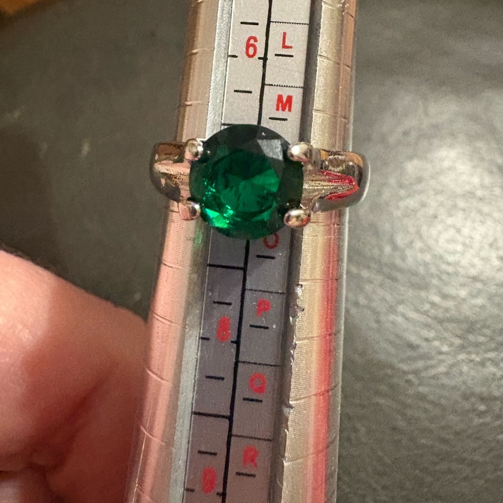 Stunning Silver Ring with Emerald Green Stone